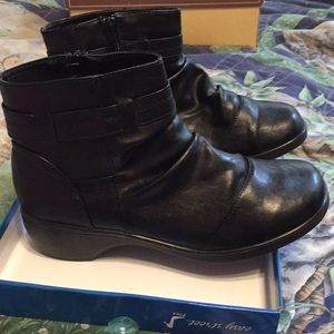 Easy Street Black Ankle Boots 9W